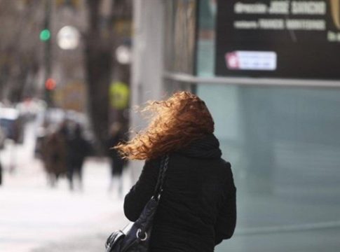 viento mucho El viento vuelca un muro en La Nucía y varios camiones en Font de la Figuera