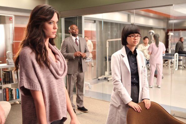 Yi, haciendo de doctora en House, a la derecha.