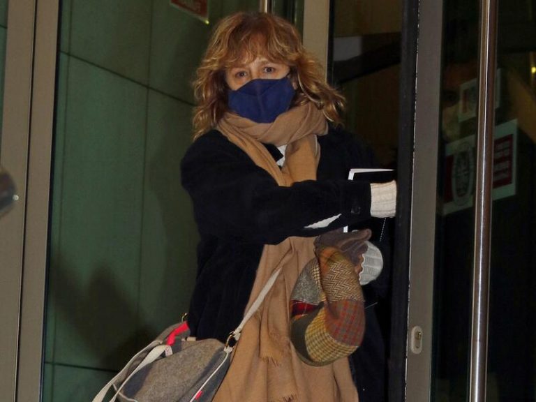 Emma Suárez, afectada, acude al tanatorio para despedirse de Quique San Francisco