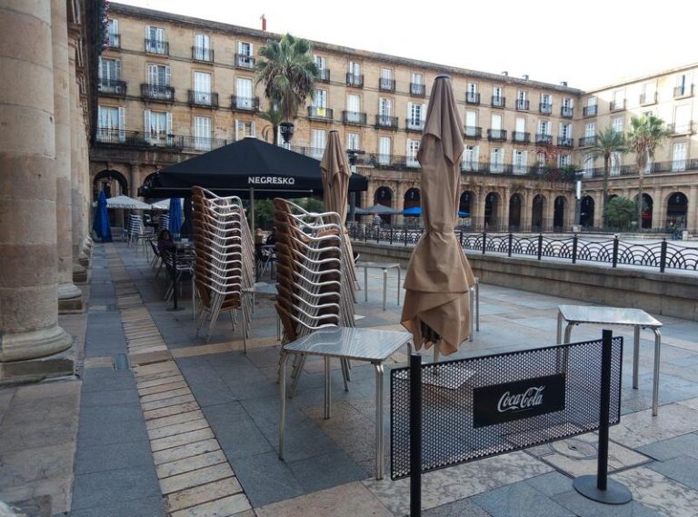 España fue la única gran economía del euro que siguió destruyendo empleo en febrero