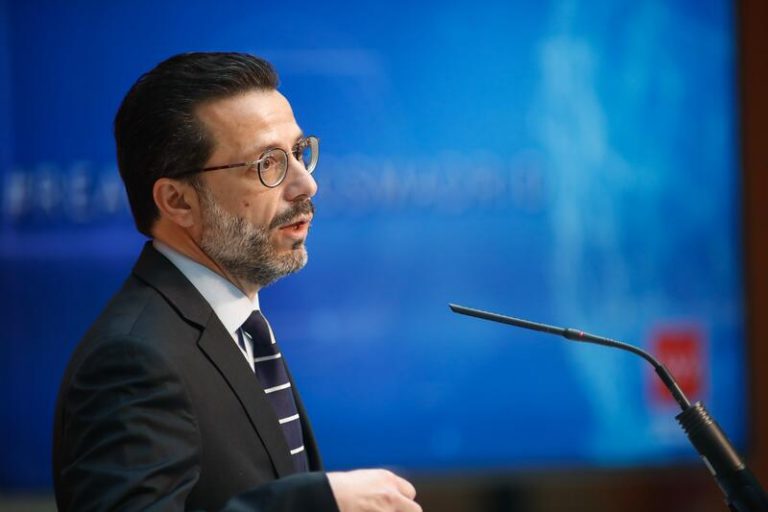 Madrid confirma su intención de bajar medio punto al IRPF durante la legislatura