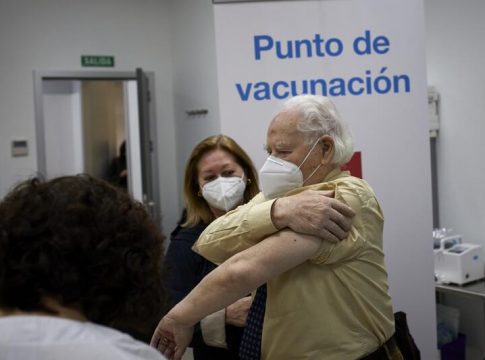 Comienza en Madrid la vacunación a mayores de 80 que no pueden desplazarse Comienza en Madrid la vacunación a mayores de 80 que no pueden desplazarse