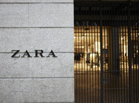 Inditex gana 1.106 millones en 2020 y dispara sus ventas 'online' un 77% Inditex gana 1.106 millones en 2020 y dispara sus ventas 'online' un 77%