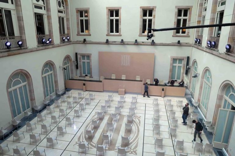 El Parlament catalán constituye la XIII legislatura e investirá a Borràs como presidenta