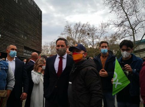 Un hombre intenta agredir a Abascal y Garriga (Vox) antes de entrar al Parlament Garriga abascal