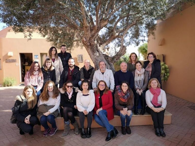 Investigadores detectan por primera vez microplásticos en abejas