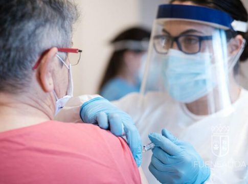 Castilla-La Mancha aplaza vacunación de docentes ante las dudas con AstraZeneca Castilla-La Mancha aplaza vacunación de docentes ante las dudas con AstraZeneca