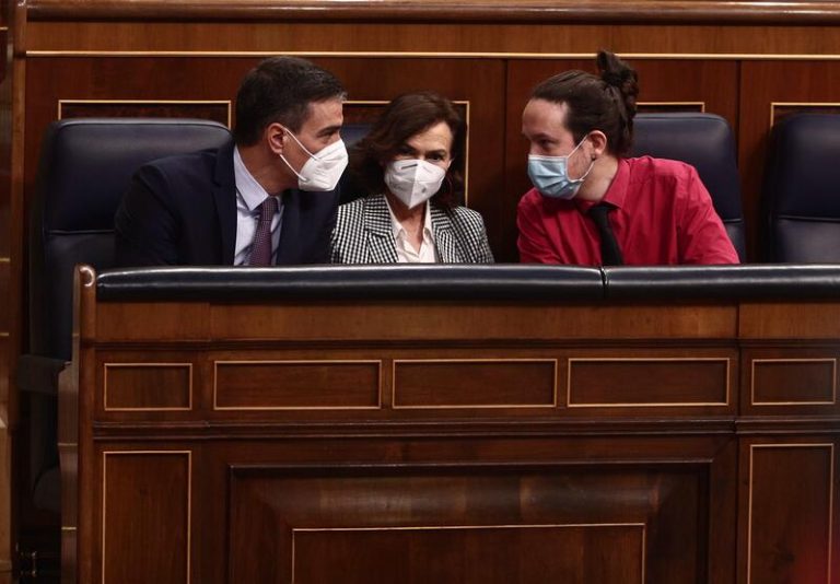 Sánchez y Casado abren la campaña madrileña con fuertes acusaciones