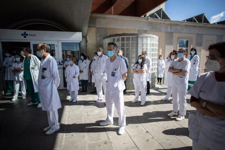 Más de cien médicos han fallecido en España durante la pandemia, uno cada tres días