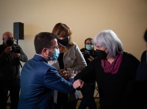 La CUP y ERC estudian implementar una banca pública y una renta básica universal La CUP y ERC estudian implementar una banca pública y una renta básica universal