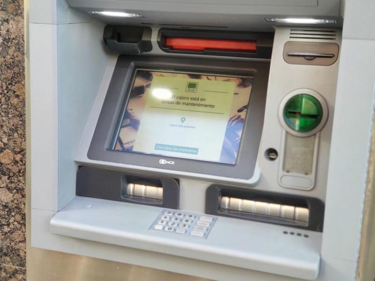 Unidas Podemos plantea fijar un límite a las comisiones que cobran los bancos por retirar efectivo