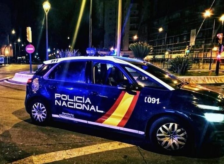 Denunciados 15 jóvenes de madrugada en un piso de Santander