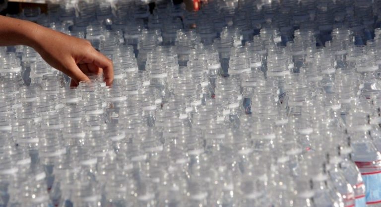 Las familias españolas gastaron de media 63 euros en agua embotellada en 2019