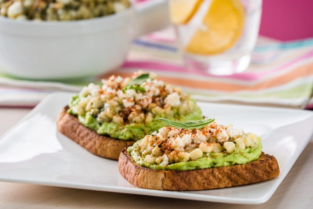 Aguacate con pan tostado, uno de los mejores desayunos para acelerar tu metabolismo