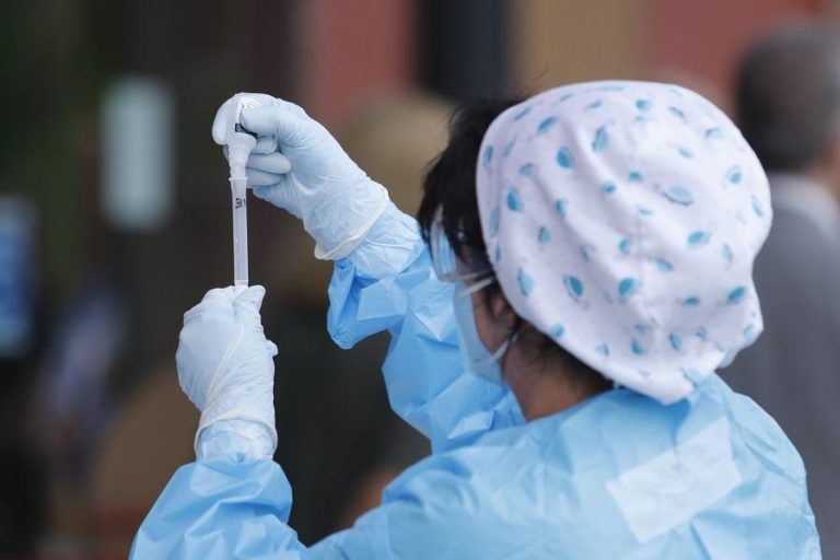 Andalucía roza los 1.000 casos, suma 35 muertes y la tasa baja a 122