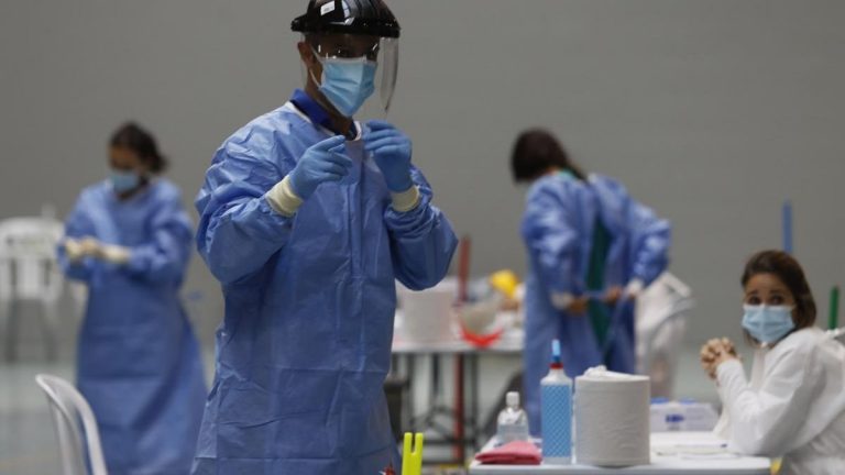 Andalucía registra 40 muertes, supera los mil contagios y rebaja su tasa