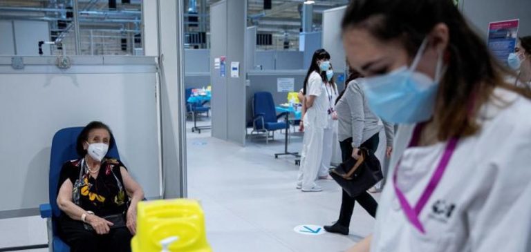 Andalucía suma 31 muertes y 958 casos y rebaja su tasa por segundo día seguido