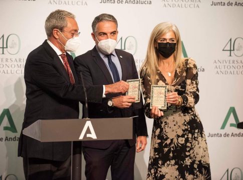 El consejero de la Presidencia, Administración Pública e Interior y portavoz del Gobierno andaluz, Elías Bendodo (c), y los consejeros de Transformación Económica, Industria, Conocimiento y Universidades, Rogelio Velasco, y de Cultura y Patrimonio Históri