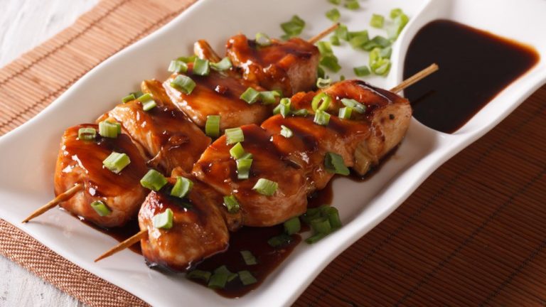 Así puedes hacer el yakitori de pollo en casa