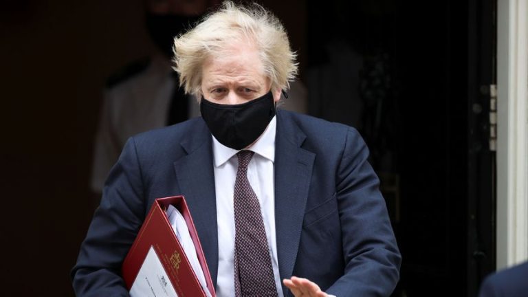 Boris Johnson defiende las dosis de AstraZeneca