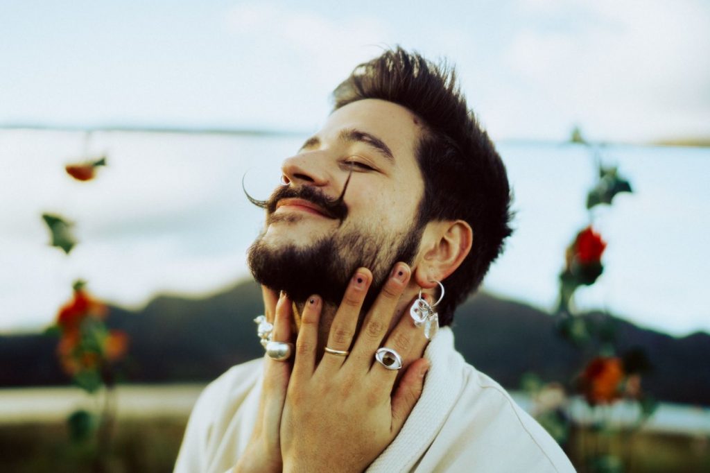 Camilo y "Mis manos", su nuevo álbum 2 Camilo en mis manos