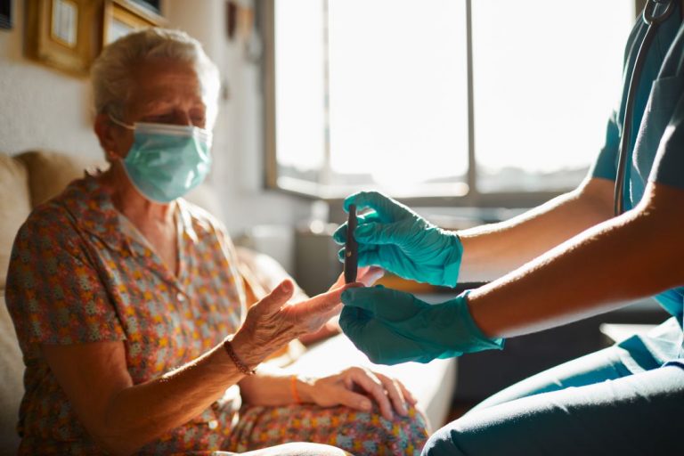 Cantabria permite contacto físico entre residentes y familiares