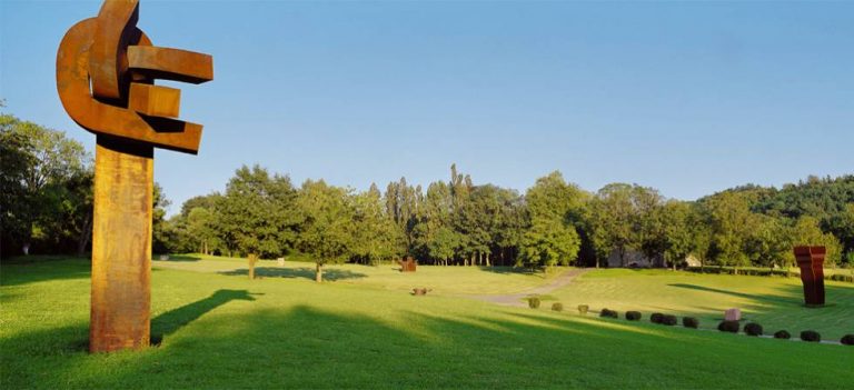 Chillida Leku acogerá una exposición de Antoni Tàpies como artista invitado en 2021