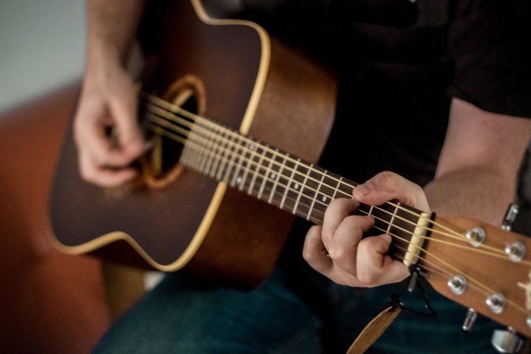 Cómo aprender a tocar la guitarra