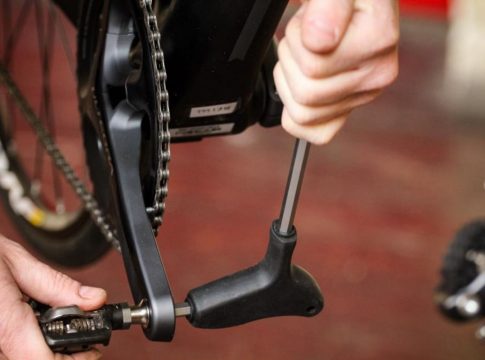 Cómo cambiar los pedales de una bicicleta Cómo cambiar los pedales de una bicicleta