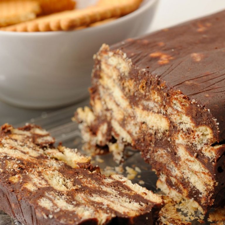 Cómo hacer la tradicional tarta de chocolate con galletas