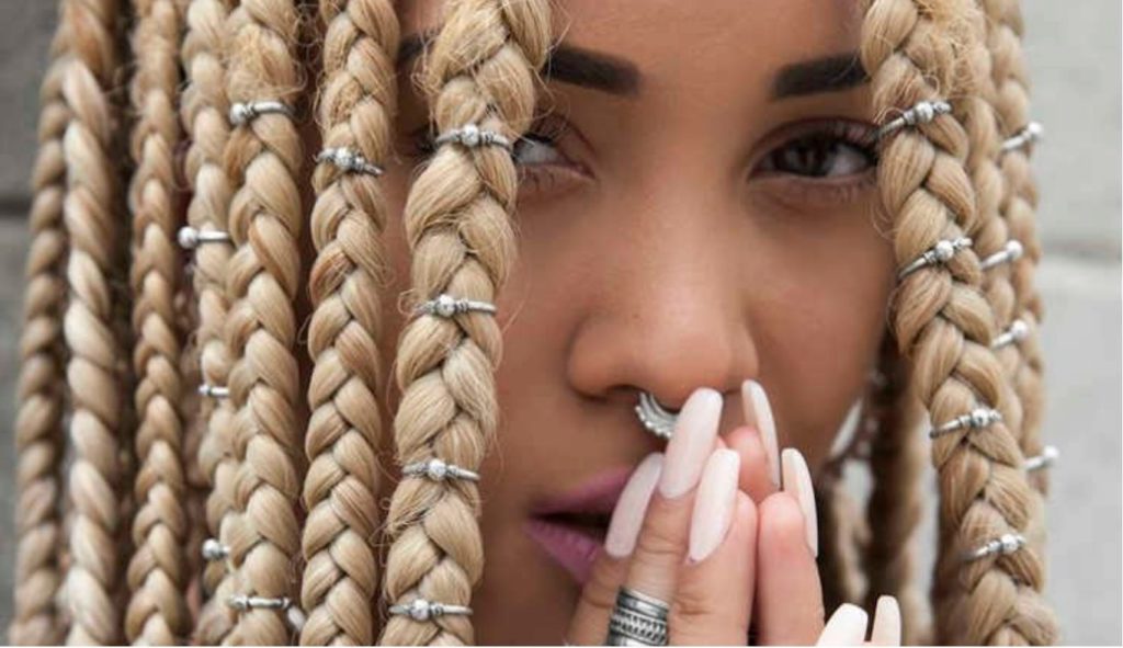 Trenzas con decoraciones