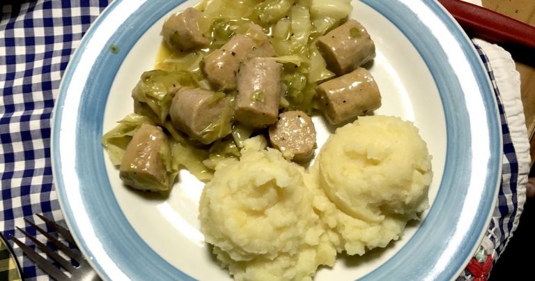 Cómo hacer una exquisita cazuela con repollo y salchichas