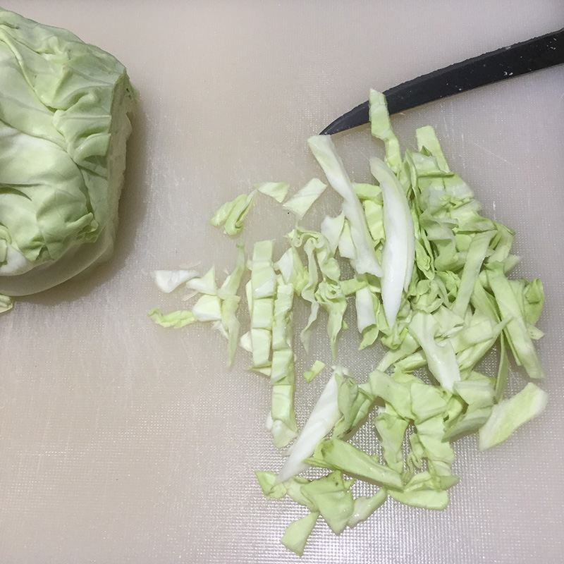 Receta repollo con salchichas frescas, zanahorias y tomates al aroma de eneldo  