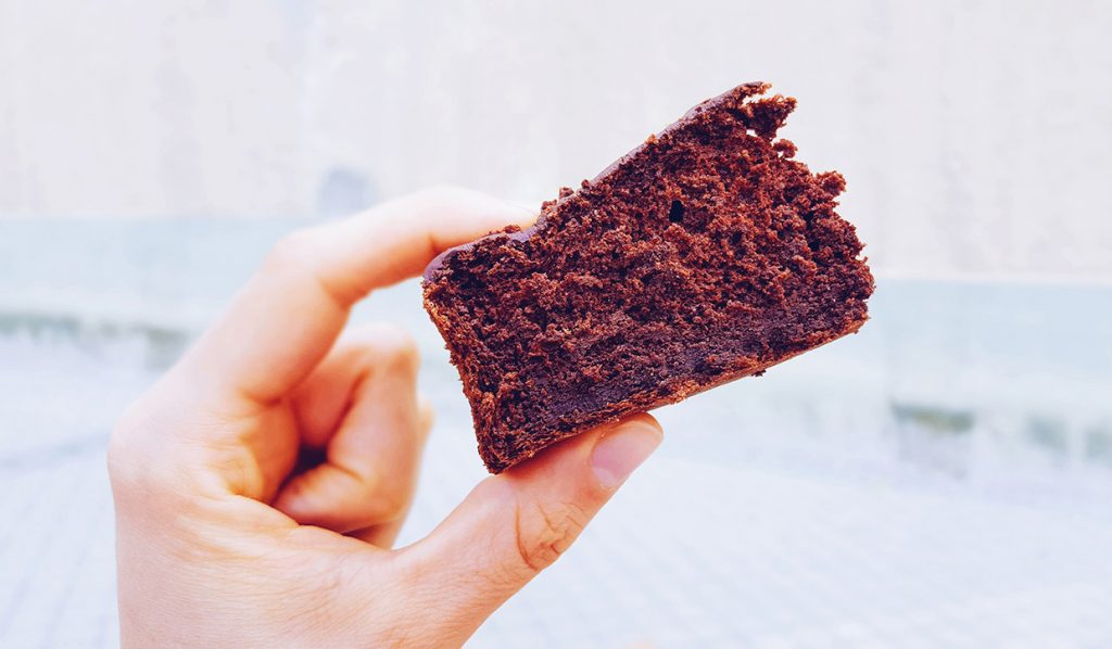 Cómo hacer una tarta de chocolate que solo tenga 100 calorías la ración 2 ¿Cuáles son los ingredientes que se necesitan para elaborar una tarta de chocolate de sólo 100 calorías?