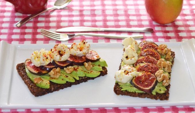 Cómo hacer una tostada de aguacate tan irresistible que no te saltes el desayuno 89 Receta 2 Tostadas con aguacate, higos y mozzarella, un desayuno