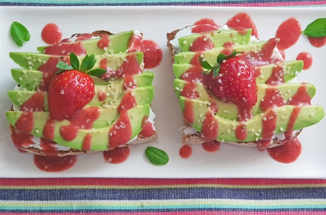 Cómo hacer una tostada de aguacate tan irresistible que no te saltes el desayuno 90 Receta 3 Tostadas con queso, aguacate y sirope de fresas