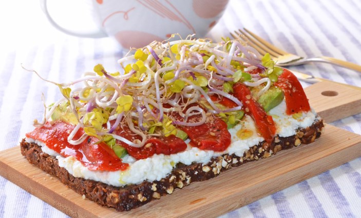 Cómo hacer una tostada de aguacate tan irresistible que no te saltes el desayuno 91 Receta 4 Tostada integral con aguacate, pimiento asado y germinados