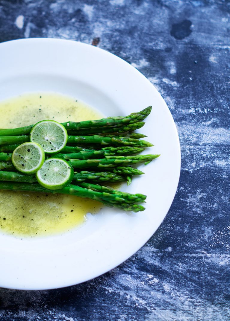 Cómo preparar unos espárragos con mantequilla y limón en menos de 10 minutos
