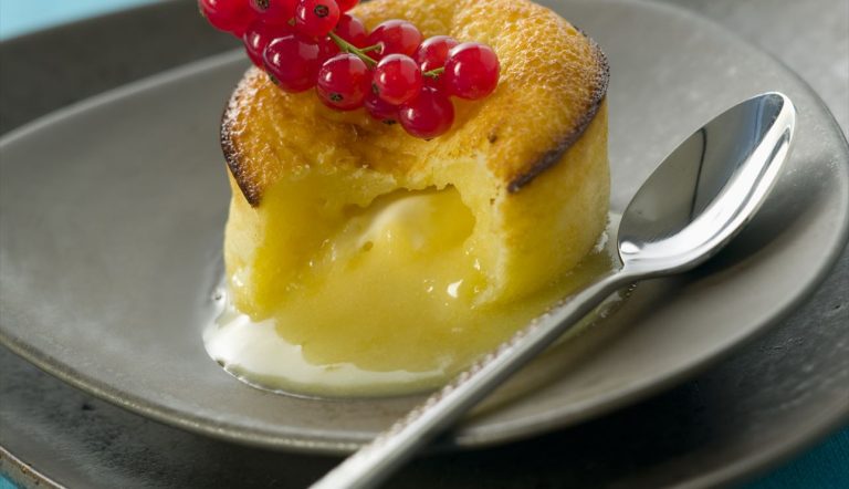 Coulant de chocolate blanco: la receta paso a paso para atreverte a elaborar un dulce 'pecado'