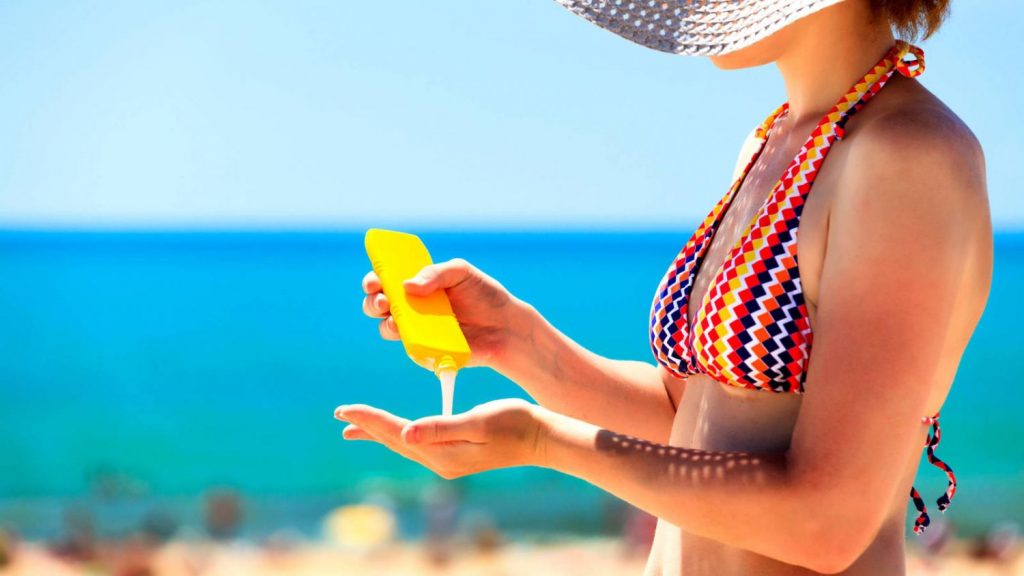 Falso: mientras más cantidad de crema solar utilices, mejor