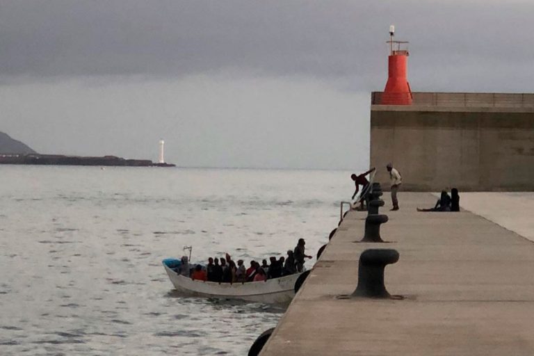 Detienen a 14 migrantes como patrones de 7 pateras llegadas a Canarias