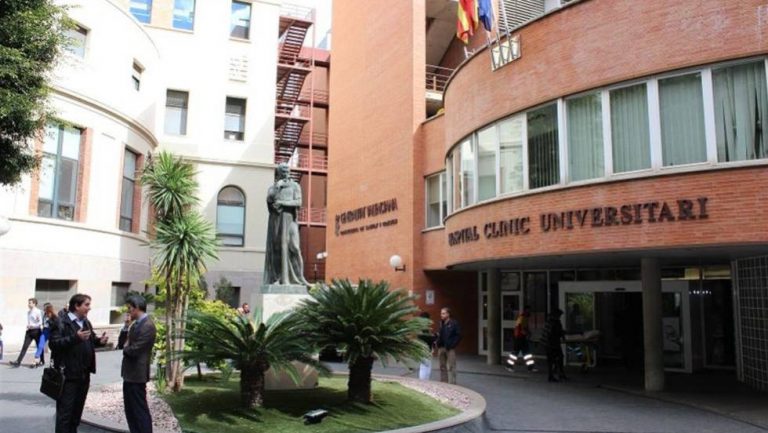 Médicos realizan un implante pionero en España de endoprótesis ramificada en el arco aórtico