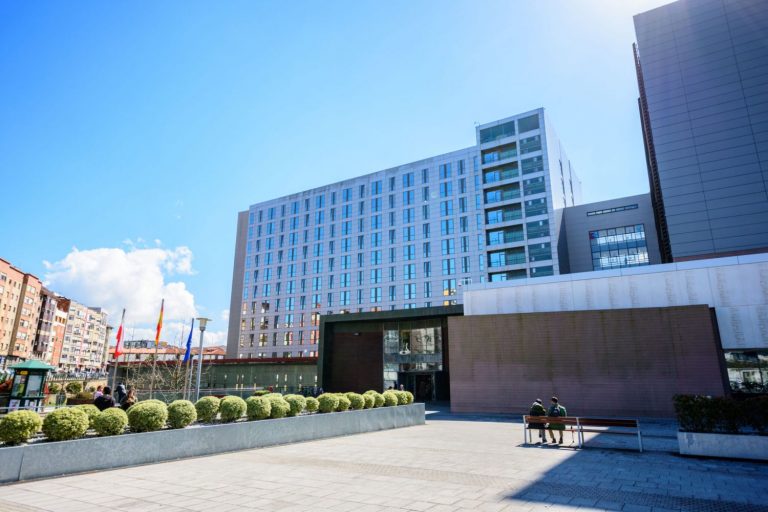 El Hospital Valdecilla prueba en adolescentes la eficacia de la vacuna Jansen