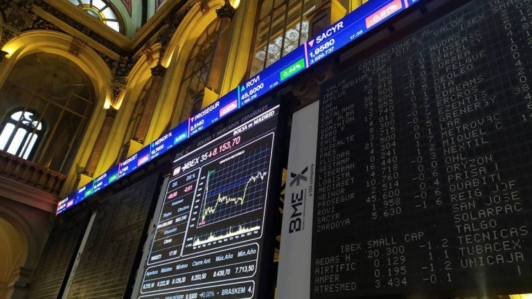 El Ibex 35 cede un 0,12% a media sesión y sigue afincado en los 8.300 puntos