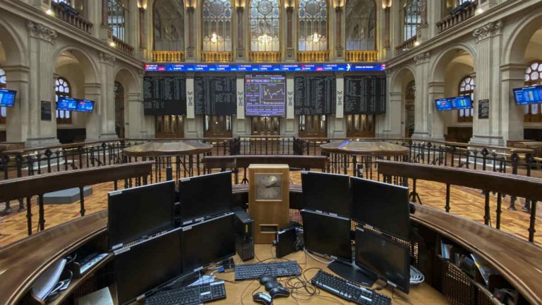 El Ibex 35 coquetea los 8.500 puntos a media sesión