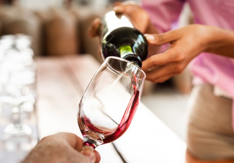 El aumento de consumo de vino en España no compensa la caída de ventas