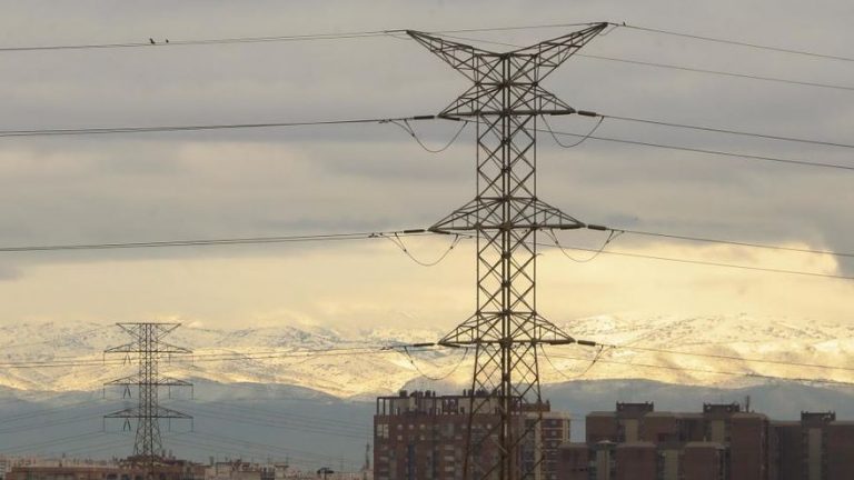 El precio de la luz se desploma un 52,6% en febrero