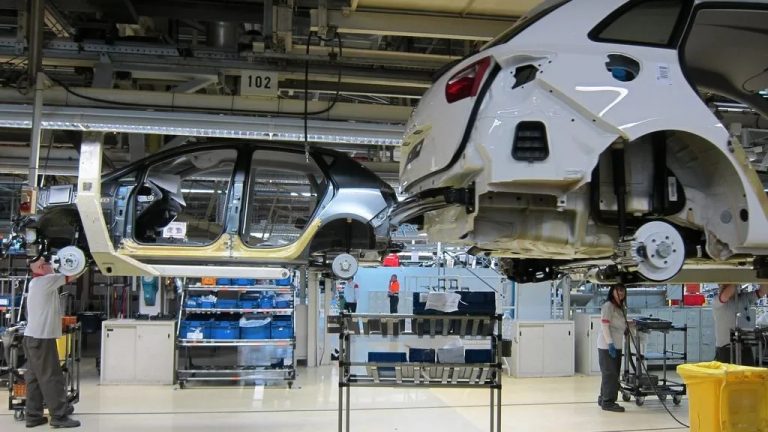 El mercado automovilístico español cerrará 2021 por debajo del millón de unidades