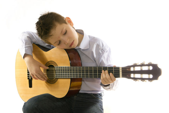 Cómo aprender a tocar la guitarra 21 Elige una guitarra para comenzar con el aprendizaje