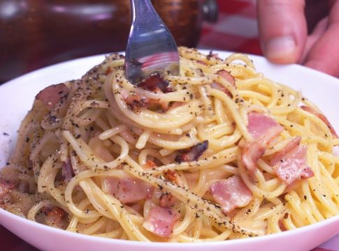 Espaguetis-carbonara-la-receta-autentica-para-bordarlos-en-casa-3